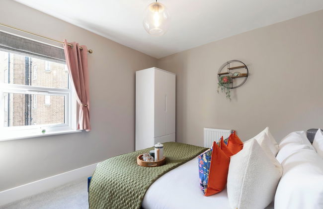 Elliot Oliver - Comfortable Five Bedroom Town Centre House With Garden & Garage - Foto 6