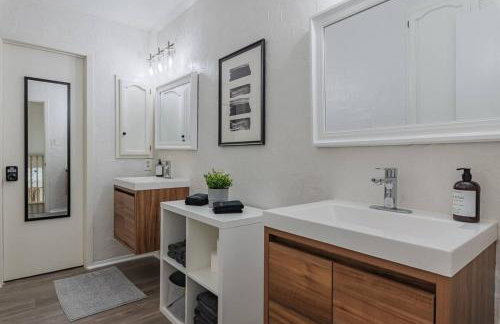 Pool! Games! Dogs! Space! - Foto 9