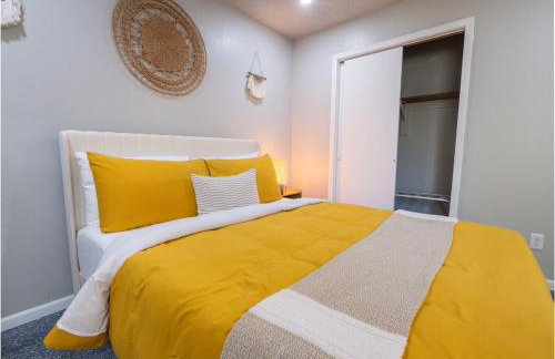 The Orange Lounge - 8 min to KU & Mass - Photo 3