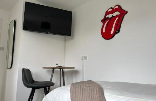 Spacious 4 Bedroom Farmhouse - Photo 33