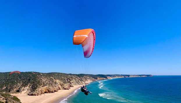 Parapente na praia das Furnas