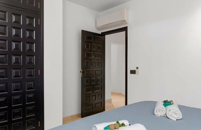 Relax in Luxury at This Stunning Seaside Villa - Photo 32