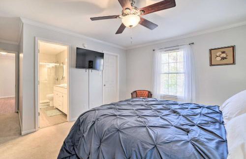 Country-Chic Home with Fire Pit, Steps to Lake! - Foto 14