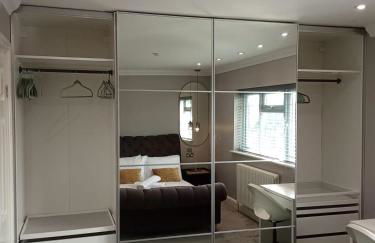 7 bed 3 bath M25 Long term Parking - Foto 14