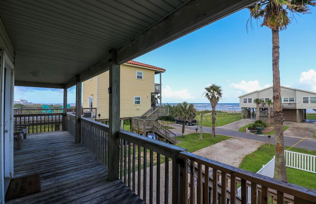 2nd Row Beach Home Ocean Views Old School Vibes - 1 min Walk to Sunny Beach - Foto 59