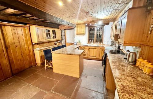 16th Century Farm House,6 Beds,5 BATHROOMS,SLEEPS 15,BBQ,HOT TUB,CINEMA ROOM WITH SURROUND SOUND,With Cymru Holidays - Foto 26