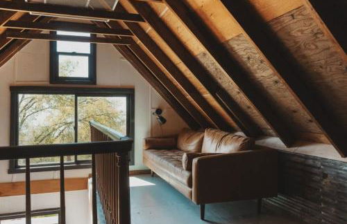 Secluded rustic 3-bedroom cabin on private land - Photo 5