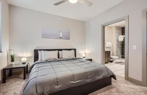 Cozy 1BR King Suite Close to Downtown w Fast Wifi - Photo 8