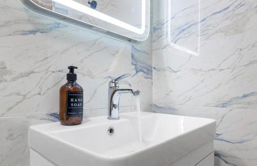 Ground Floor Flat I Sleeps 8 I With Parking - Photo 7