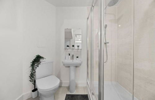 Modern 2-Bed House 10-min to Leeds City Centre - Photo 18