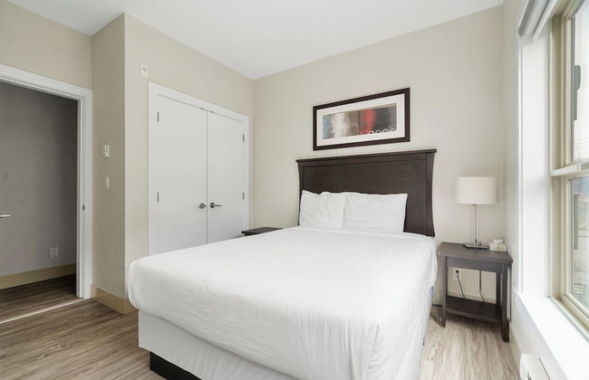 Rooftop Paradise Luxe 2BR Lake Views - Photo 1