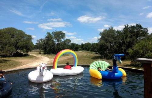 Luxury Airstream Campsite Nestled Beneath Oak Trees Outside of Austin, Texas - Foto 14