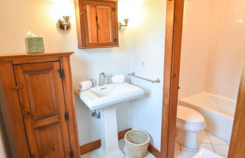 Walk to Water w Stunning Cove Views - Foto 17