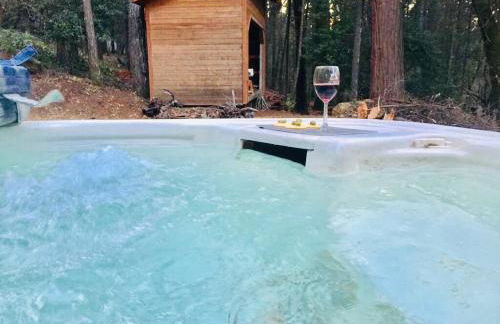 A Lovely Cabin House at Way Woods Retreat with Outdoor Hot Tub! - By Sacred Hub MGMT - Foto 14