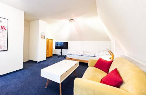 TraveNah - Ruhige 3-Zimmer-DG-Ferienwohnung im Grünen mit eigenem Eingang und Fahrradgarage - Foto 4