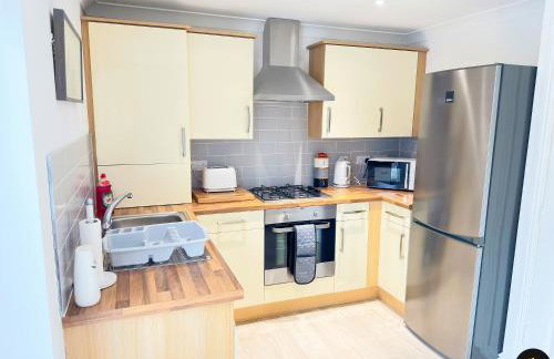 Modern 4 Beds House With FREE Parking - Foto 8