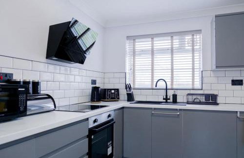 Spacious Cosy 3-Bedroom Home - Photo 24