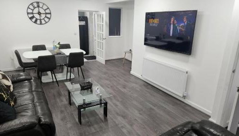 ETIHCITY - 3 Bedroom Semi - Free Parking near Etihad Stadium, Tourist attractions, Manchester City Centre, Transport and Motorway Links next to McDonald's - Sky n Netflix - Foto 2