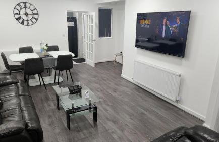 ETIHCITY - 3 Bedroom Semi - Free Parking near Etihad Stadium, Tourist attractions, Manchester City Centre, Transport and Motorway Links next to McDonald's - Sky n Netflix - Foto 2