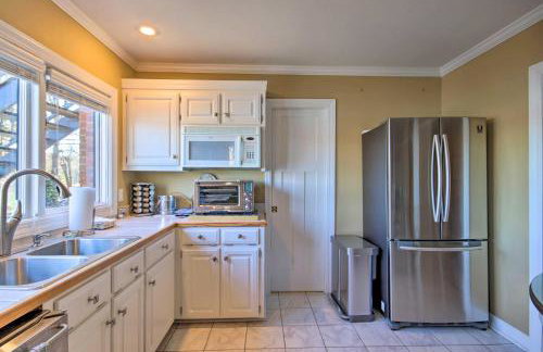 Luxe Lakefront Apartment w/ Shared Pool & Dock! - Foto 9