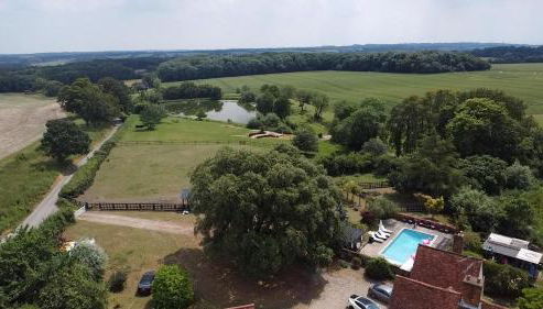 Grade II Listed Farmhouse, Pool, Hot Tub, Games Room, Celebration Hall, Car Park, 10ppl, 45 min from Central London - Foto 2