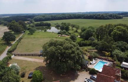 Grade II Listed Farmhouse, Pool, Hot Tub, Games Room, Celebration Hall, Car Park, 10ppl, 45 min from Central London - Foto 2