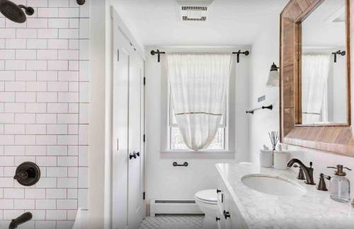 Entire Enchanting, Light-Filled 1830 Farmhouse - Foto 16