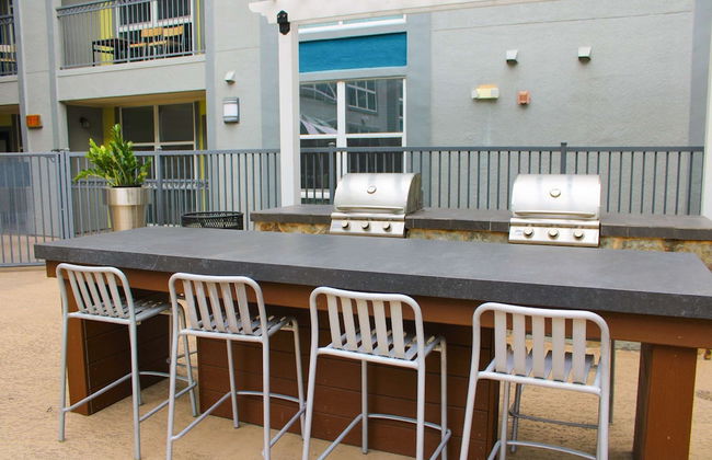 Modern Condo With Pool, Gym, Workspaces & BBQ - Foto 7