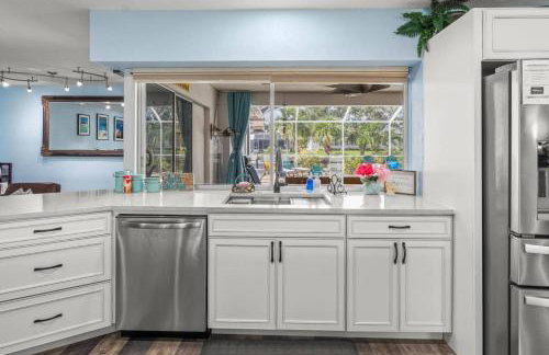 Pirates Den a 4BR Pet-Friendly Waterfront Oasis with Pool, Dock, Personal Water Boats, Fire Pit, Game Room and Bar - Foto 23