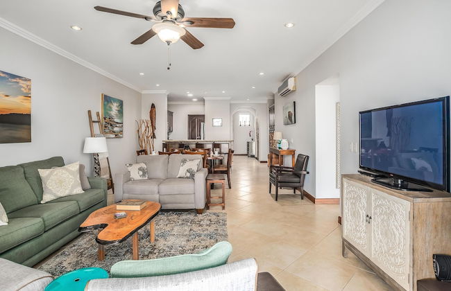 Elegant Oceanview Condo with Spacious Open-Concept Floor Plan and Inviting Beach Design - Foto 20