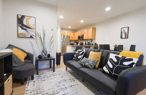 Luxuriously Contemporary Condo - Photo 25