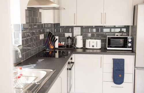 Daisy Lodge - Spacious Two Bed Flat - Parking, Netflix, WIFI - Close to Blenheim Palace & Oxford - F1 - Photo 13