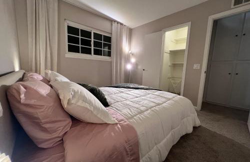 Bright & Spacious 5BR Modern Vacation Home - Near Disneyland & Beaches - Photo 24