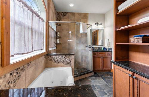 Gorgeous 5 Bdr with Hot Tub - Walk to Holi-Mont! - Foto 27