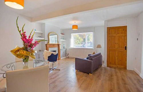 Relax with the whole family at the cosy cottage - Business rates available please enquire - Foto 4