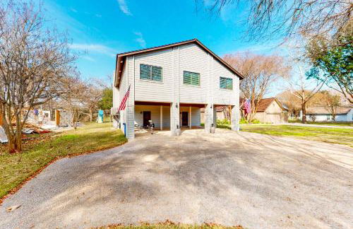 Lakefront home with hot tub, dock, kayaks, central AC, & great lake views - Foto 32