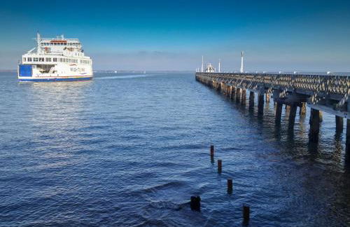 Fort Victoria Cottages - Sea View Cottage - Photo 23