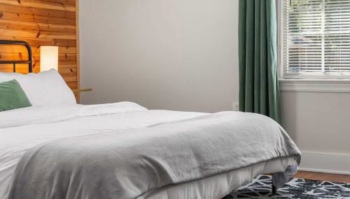 Cozy 4BR Home Pet Friendly Large Yard & Patio - Foto 3