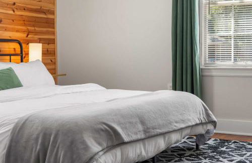 Cozy 4BR Home Pet Friendly Large Yard & Patio - Foto 3