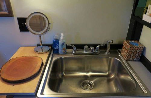 Modern Tiny House with Ski Access in Bennington, New Hamsphire - Foto 29