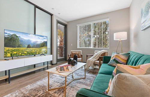 5-Star Irvine | Luxe 2BR w/ Pool, Gym & Parking - Foto 11