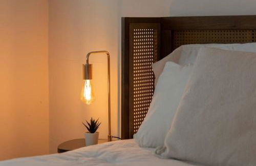 Stylish Mid-Century Oasis with Pool - Foto 16