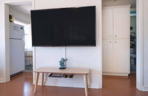 Cali 2BR Getaway Firepit, Yard & Spring Charm - Foto 6