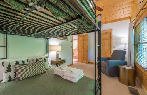 2 Cabins ~ Sleeps 22 ~ 100 Feet Apart ~ Ski in out - Foto 39