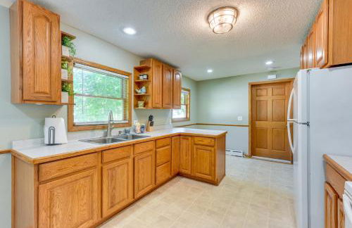 Dog-Friendly Watertown Vacation Rental with Deck - Foto 11