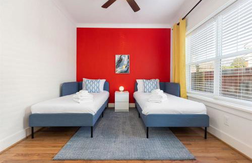 Bancroft Bungalow - Hot Tub, Fire Pit - Near Uptown - Foto 23