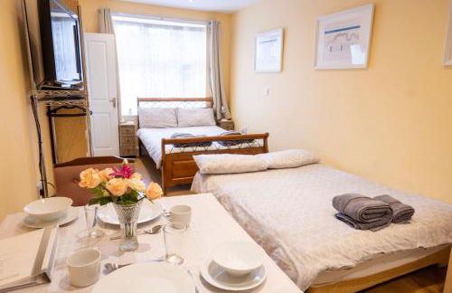 London VEGETARIAN Smoke & Pet Free En-suite with EV parking - Foto 15