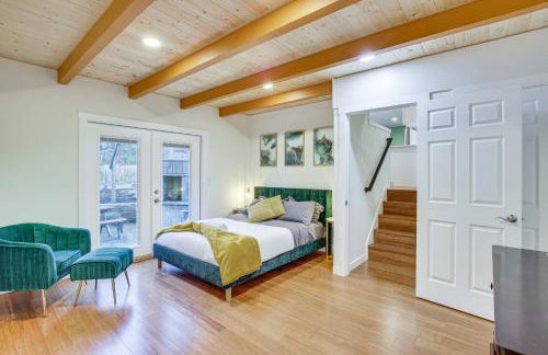 Modern Kirkland Home with Sauna and Outdoor Fireplace - Foto 23