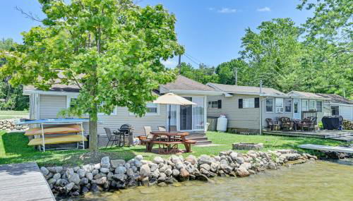 Lakefront Gem with Watercrafts and Dock in Coldwater! - Foto 2