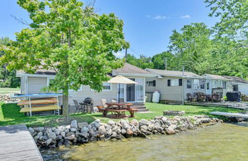 Lakefront Gem with Watercrafts and Dock in Coldwater! - Foto 2